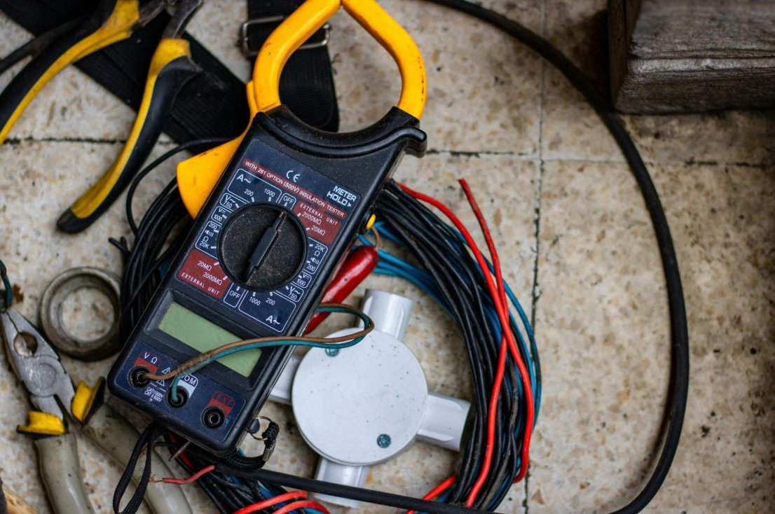 penyebab genset tidak keluar arus listrik